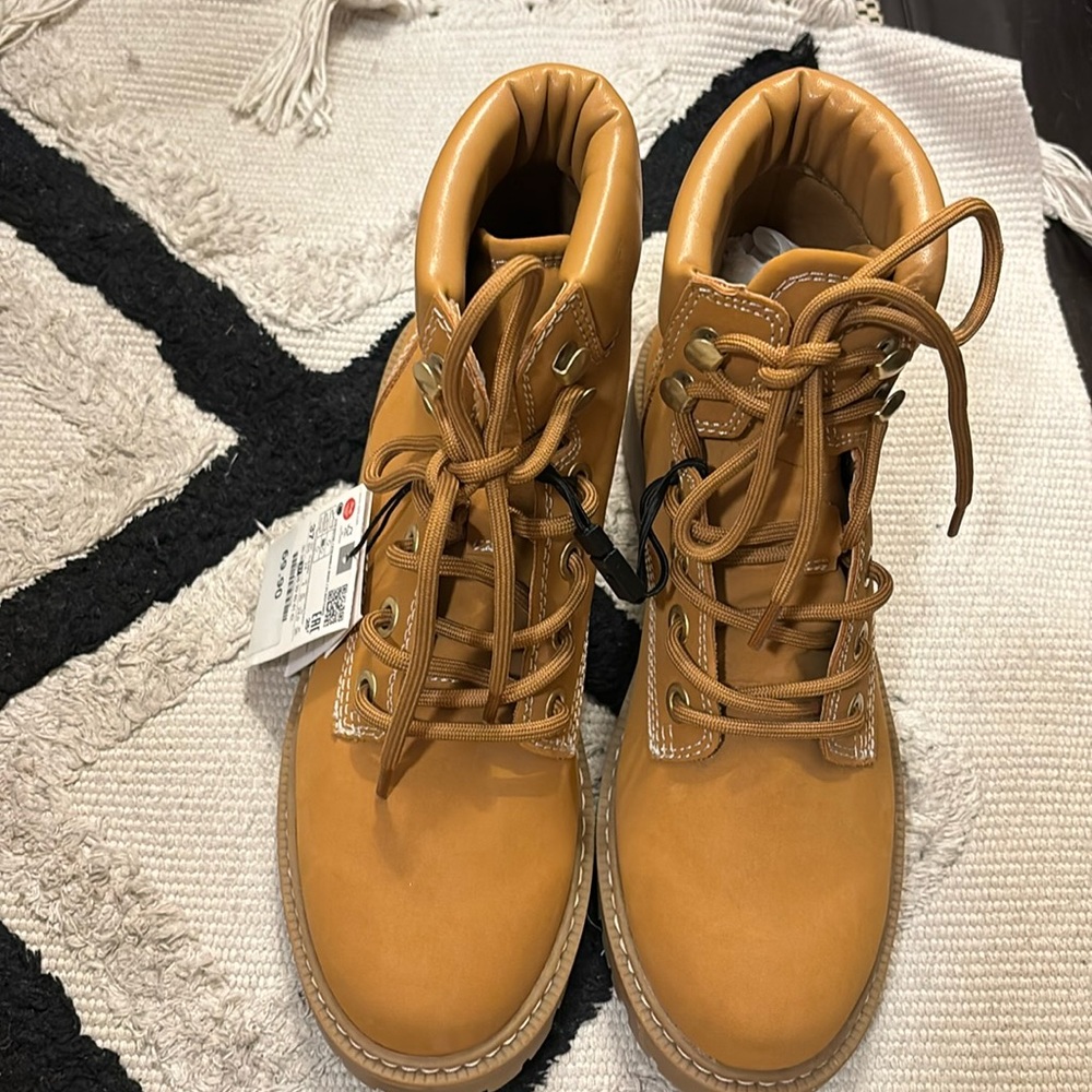 Zara boots 6.5 

Sorry no bundling, will cancel.